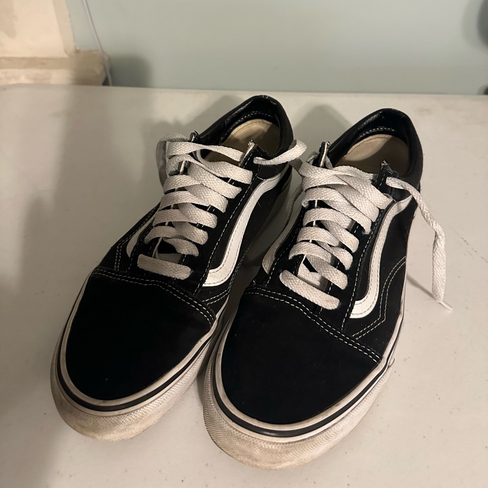 Vans Men's Classic Black and White Sneakers Men’s size 7.    Women size 8.5